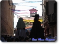 gigantes y cabezudos recorriendos las calles de mahon junto a la iglesia del mercado