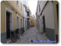 bisicletas en las estrechas calles del barrio judio de ciudadela de menorca