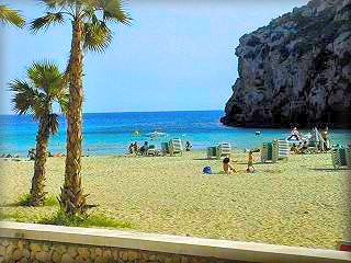 Calan Porter a great beach on the north coast, very squeezed in among the cliffs of the gorge of Cala en Porter