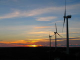 hasta los antiesteticos molinos de viento puestos a la vista en las zonas altas pueden se ven bellos con un atardecer