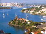 espectaculares las vistas de la fachada maritima de la ciudad de mahon desde las colinas de cala llonga en costa norte del puerto 