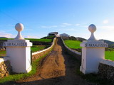 algunas de las grandes fincas rurales de menorca cuentas con un largo y estrecho camino de acceso a la casa rural de la explotacion