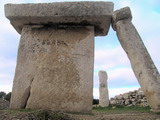 Prehistoria de Menorca, santuario talaiotico, poblado megalitico de Talati de Dall, en Mah�n
