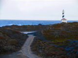 el estrecho camino de acceso al faro de favaritx discurre entre las rocas de pizarra