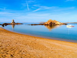 la mas fotogenica de las playas menorquinas, tdas las fotos de cala pregonda salen bien, y muestran la variedad de paisajes de esta cala, roqueras, arenales e incusi su peculiar casita blanca