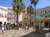 una de las zona mas concurridas por los turistas que visitan la ciudad de mahon, la plaza colon, a escasos metros de la peatonal y la iglesia de santa maria