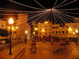 foto nocturna de la plaza bastion, que cuenta con los unicos restos de la antigua muralla que rodeaba mahon, conosido como pon san roc