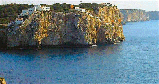 La espectacular Cova de en Xoroi convertida en discoteca, es una vista obligada, cueva natural de grandes dimensiones se accede por unas escaleras junto al acantilado de Calan Porter Alaior Menorca