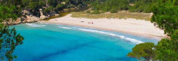 Playas virquenes en Menorca, cala trebaluger proximo a la urbanizacion de Cala Galdana