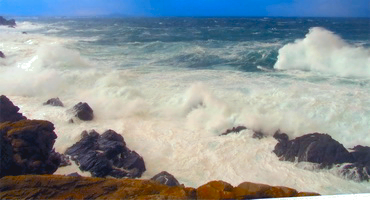 El faro del Cabo Favaritx, es azotado los dias de temporal de tramontana y la costa menorquina toma un atractivo especial