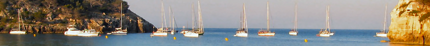 los veleros atracados al ancla libre en Cala Galdana costa sur de Menorca