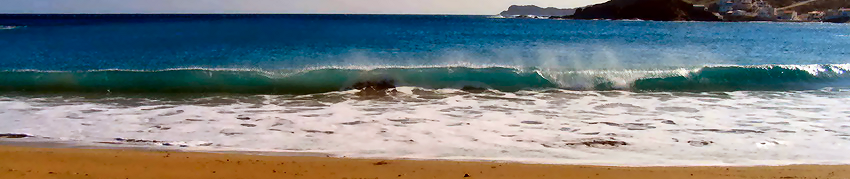 Playas de Menorca, en invierno tambien la visita a las playas es un placer para los sentidos y simpre hay quien practica windsurf  y otras actibidades nauticas