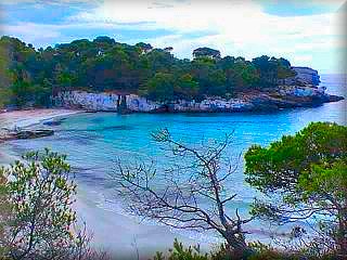 Macarella, es una de las playas elegidas, es junto con, Trebaluger en el sur y Algaiarens y Pregonda en el norte son las playas vírgenes mas cuidadas y bonitas de Menorca