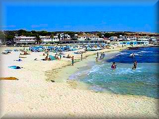 La playa Punta Prima frente a la isla del Aire es un sitio muy concurrido, por turistas y locales, esta muy próximo a Sant Lluis Y Mahón